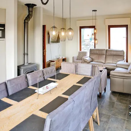 Сasa de vacaciones Four-bedroom Holiday In *